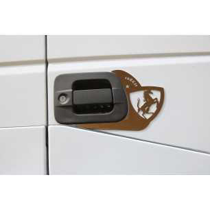 CORNICE INOX PER CONTORNO MANIGLIA CON SCRITTA “IVECO“ E CAVALLINO PER EUROCARGO