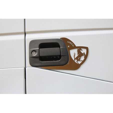 CORNICE INOX PER CONTORNO MANIGLIA CON SCRITTA “IVECO“ E CAVALLINO PER EUROCARGO